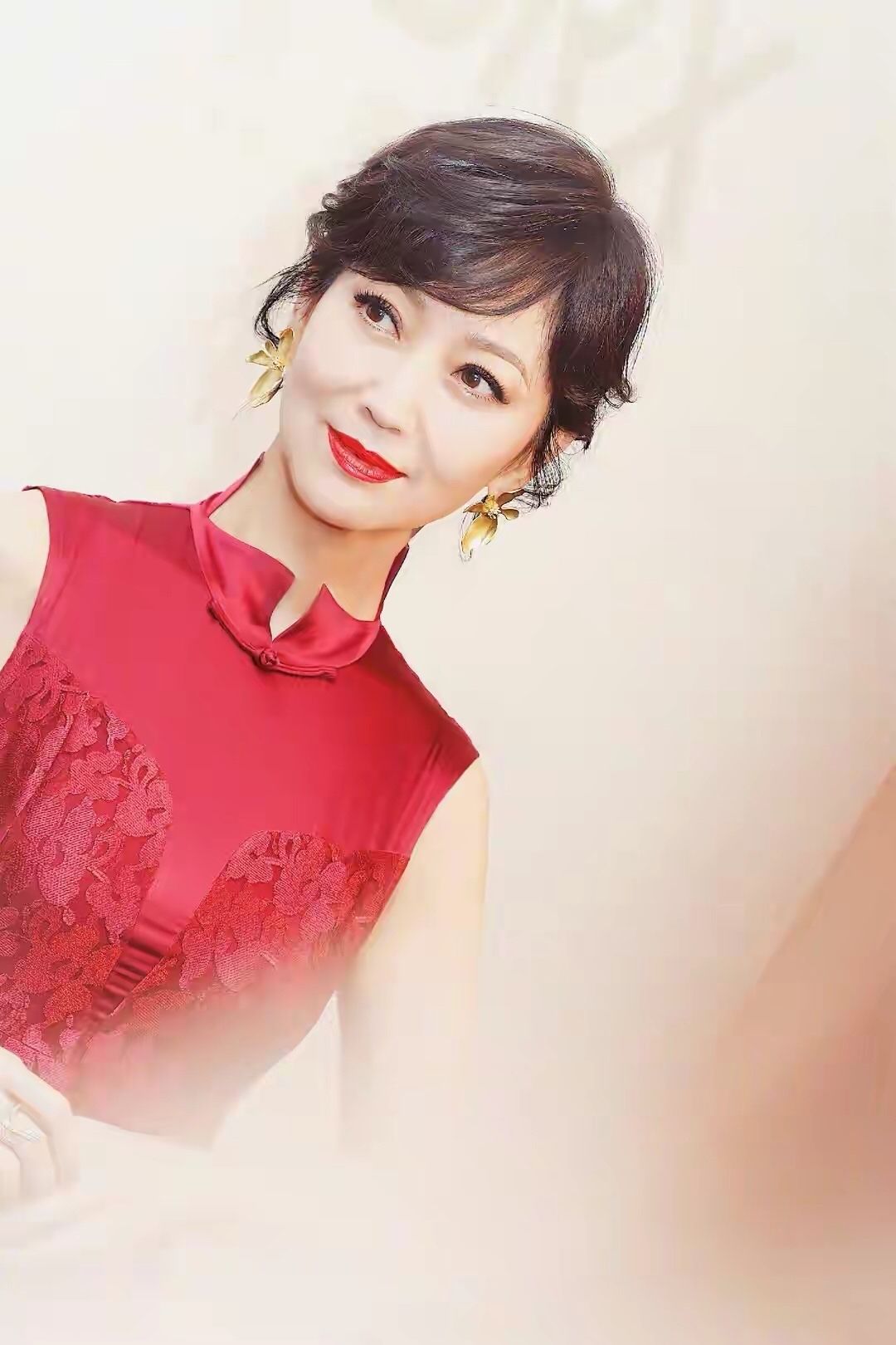 赵雅芝|赵雅芝真是奶奶辈的“身材天花板”，一袭红色旗袍裙走秀，好惊艳