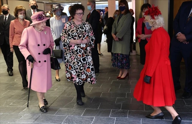 全球时尚风行 谁说英国女王离不开拐杖了？这次丢掉拐杖亮相，一身皇家蓝太好看