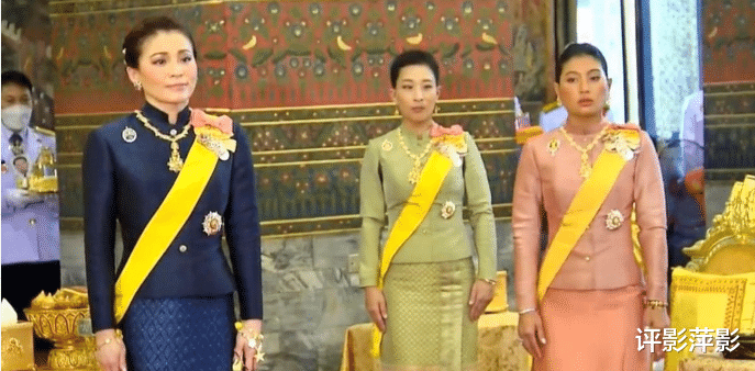 诗妮娜|王室典礼诗妮娜举止紧张，主动向国王背影屈膝，贵妃风光期结束了