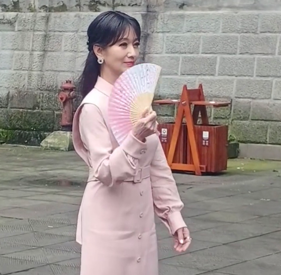 西施|赵雅芝穿小粉裙逛成都青城山，摇着扇子动作优雅：不像66岁女人