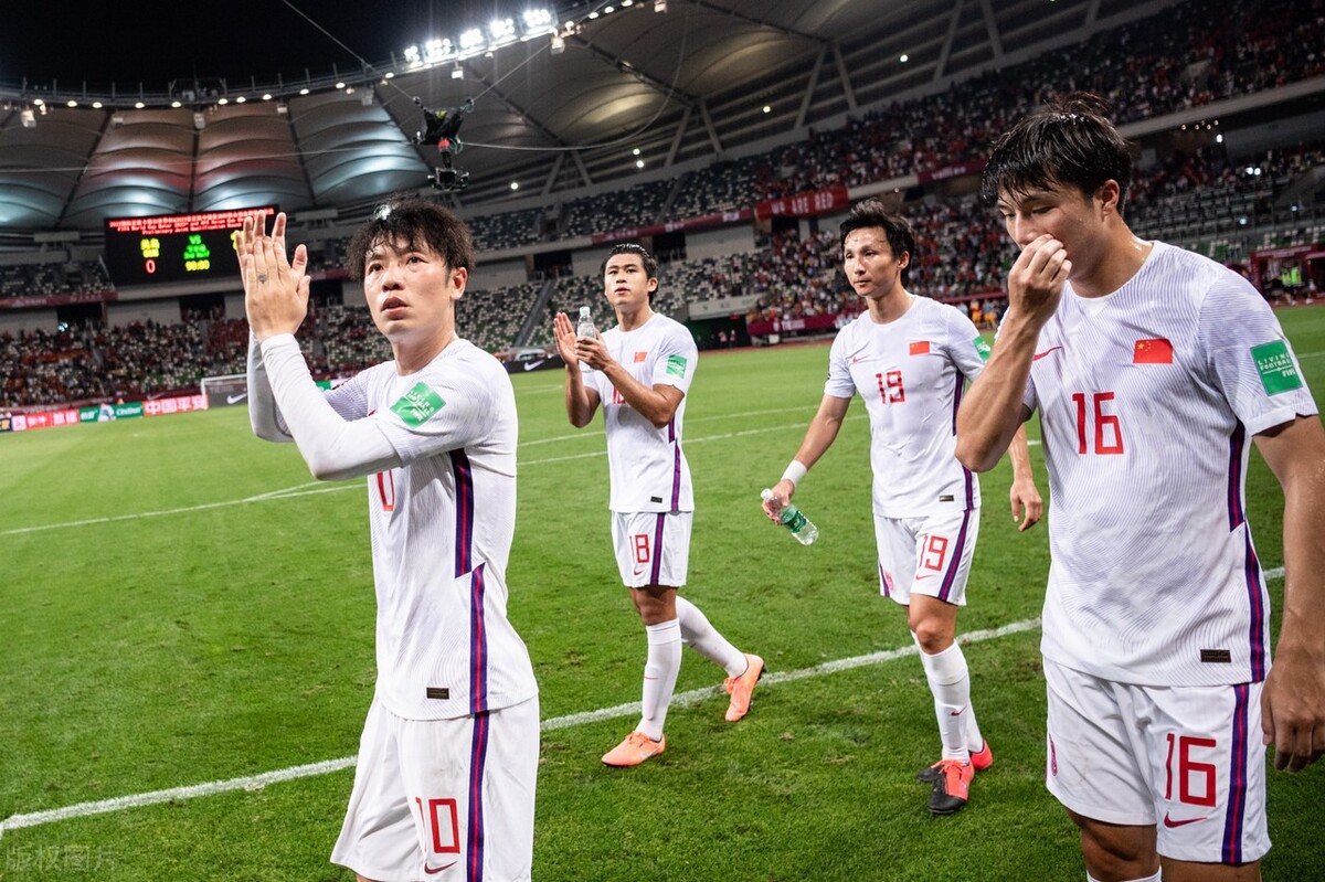 李铁|李铁真自信!里皮和高洪波都无能为力之人,他却一心想培养成核心