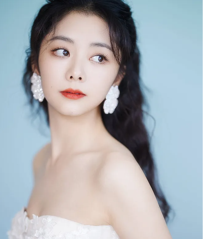 灵熙说珠宝 “学生妹”谭松韵，158的个子，却能穿出高个子的既视感