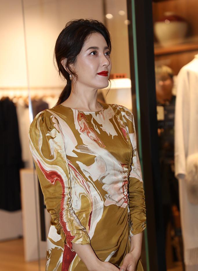 跑步|45岁曾黎还是那么美，穿修身“油画裙”扎低马尾，惊艳又优雅