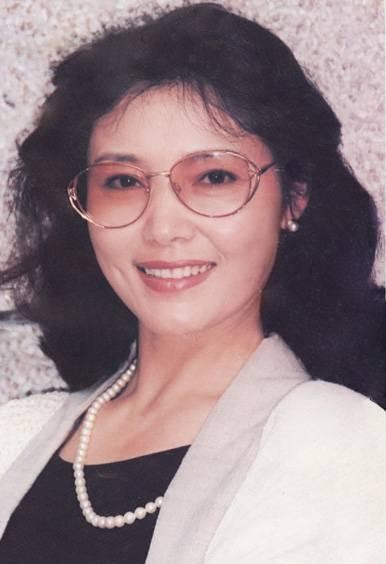 姜黎黎|“红牡丹”姜黎黎，68岁风韵犹存，晒与老公近照，女儿遗传了她的美貌