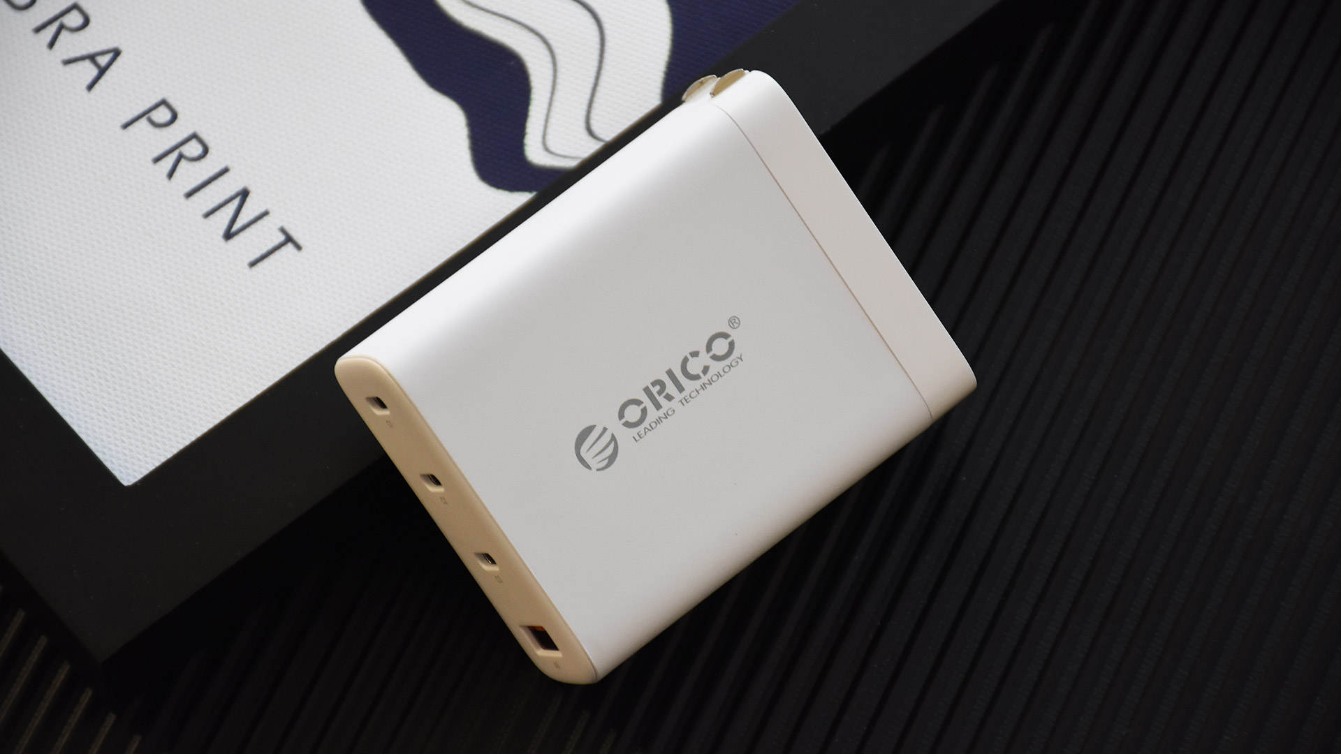 海信|奧?？?00W氮化鎵四口充電器：多口齊充 極速回血