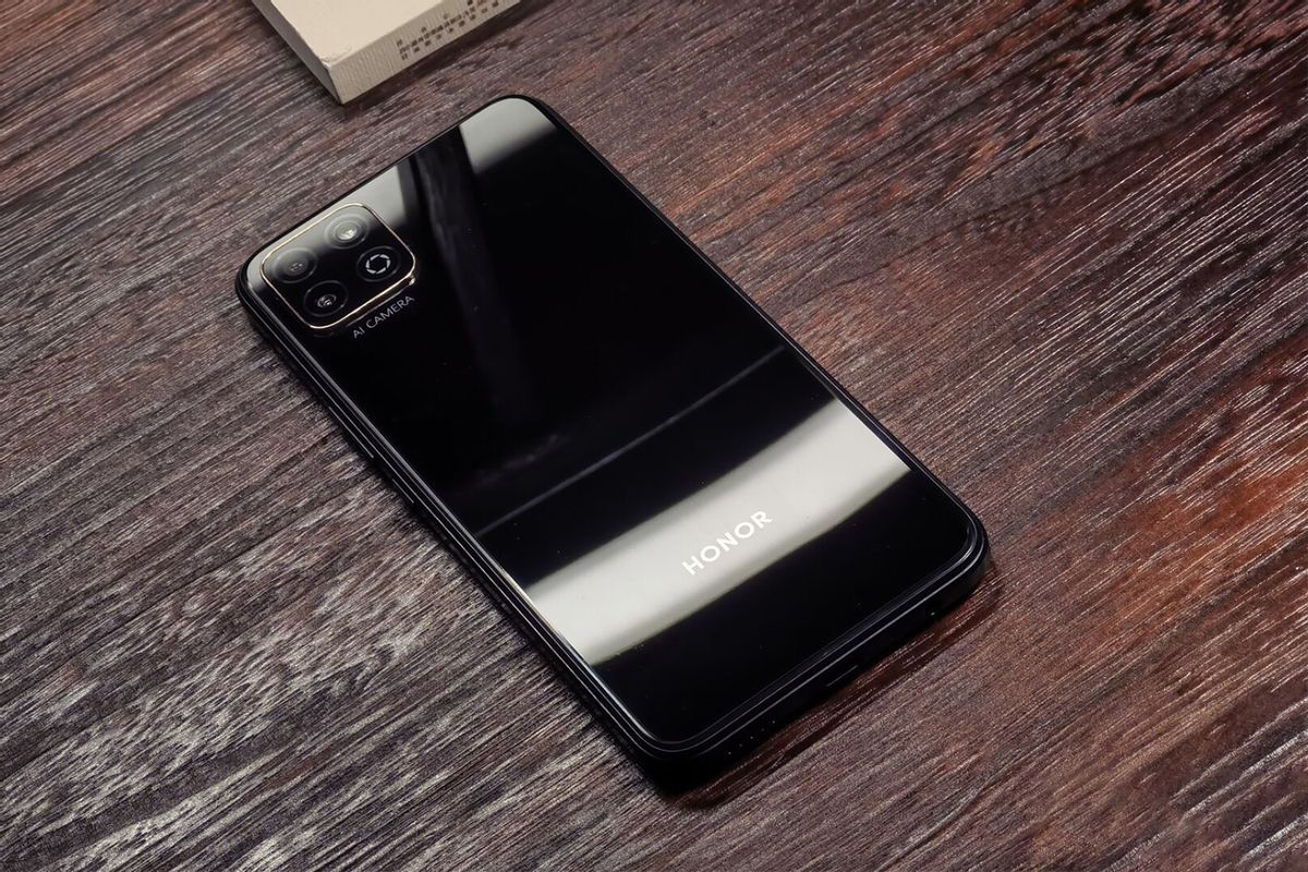 折叠屏|用两年就不算亏？千元4G手机盘点，这几款给老人用最合适