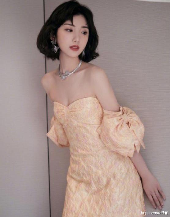 33歲毛曉彤氣質太絕，卷毛+黃裙甜到網友頭暈，少女公主終於有瞭現實形象-圖7