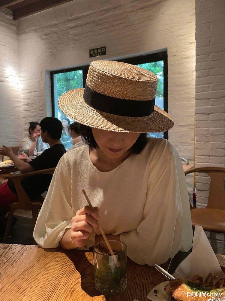 卡莉时尚show|高圆圆气质果然不一般,穿极简黑白都满满高级感,44岁还是真女神