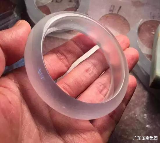 广东玉商集团 顶级玻璃种翡翠手镯长什么样?起货过程全跟踪!