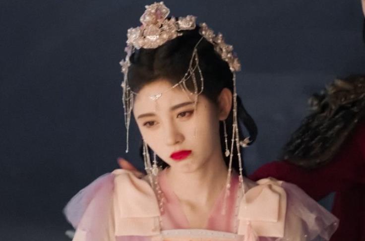 花匠小美 3天播放量破亿，鞠婧祎新剧赢了服化道，豆瓣却飘满了差评