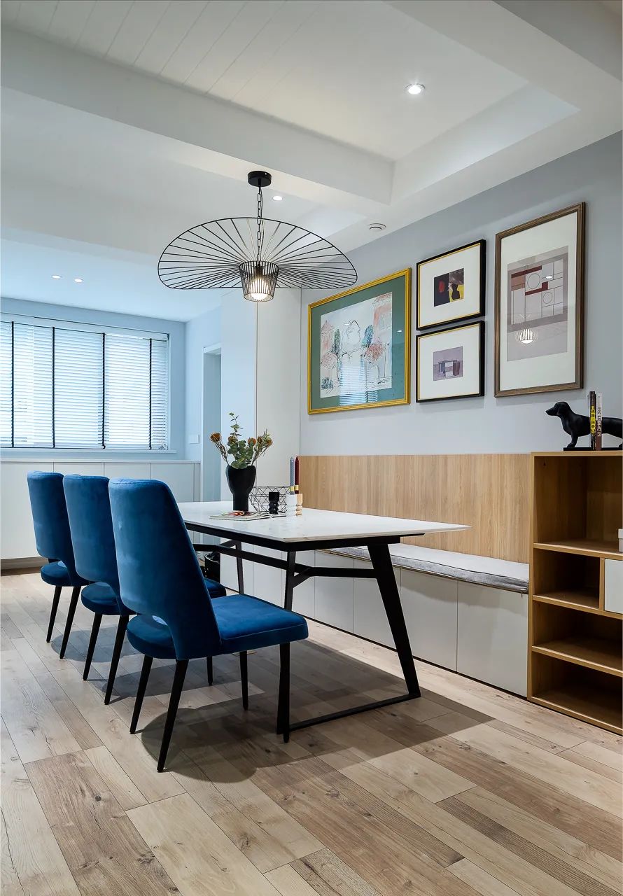 户型面积小,餐厅打个卡座做收纳,上有吊柜下有卡座,1㎡都是宝