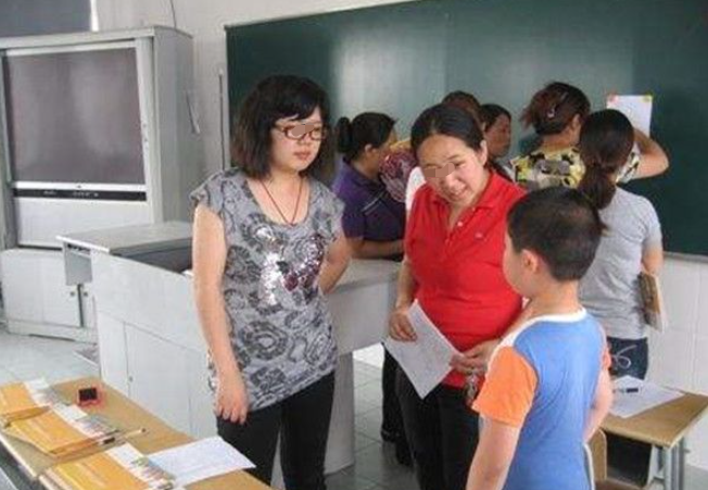 糖果的妈妈|老师说孩子“聪明”，是发自内心的夸奖吗？家长要保持清醒