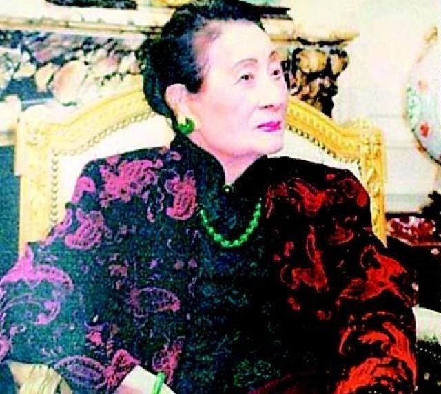 翡翠手镯|宋美龄百岁寿辰时戴的翡翠手镯，如今价值多少？