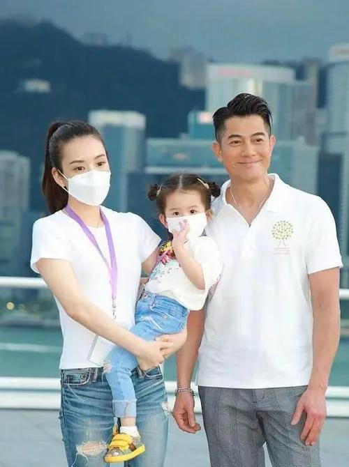 |娱乐圈六对年龄差距大的情侣，都是狠人，最大差49岁，最小差20岁！