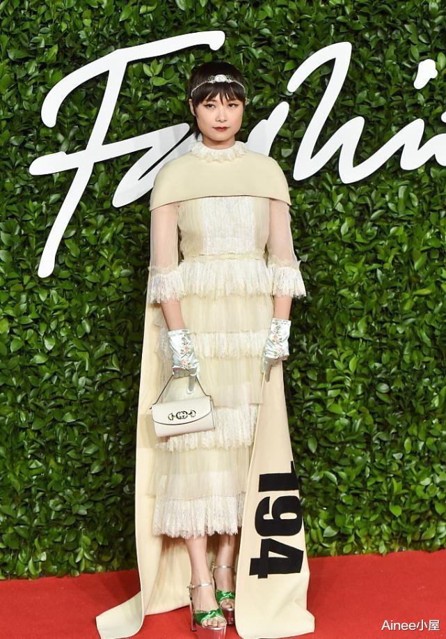 继母|李宇春的方脸挺高级的，穿薄纱裙配斗篷，有西式宫廷风的美感