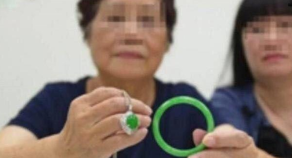 辉辉珠宝|老太太28万为儿媳买翡翠玉镯,鉴定后竟然是假货,简直太恼火了