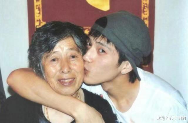 井柏然|他出生28天被抛弃，爆红后送奶奶千万豪宅，眼红的父母跑来认亲