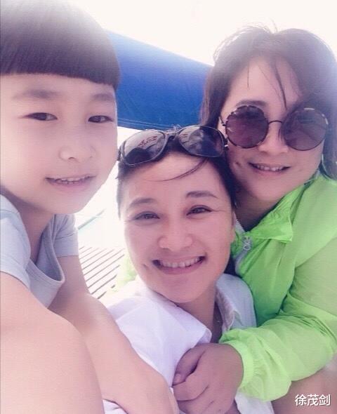 高圆圆|贾玲的伟大姐姐：用双手撑起妹妹的明星梦，换来妹妹为她买车买房