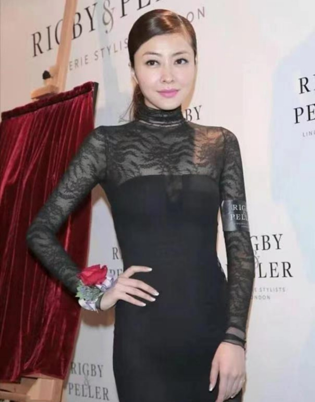 熊黛林|熊黛林穿黑色蕾丝连衣裙，上身若隐若现的肌肤，太让人着迷了