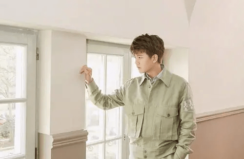 王嘉尔|王嘉尔被称为“前辈”引热议，任嘉伦是在怕什么？网友：咖位问题