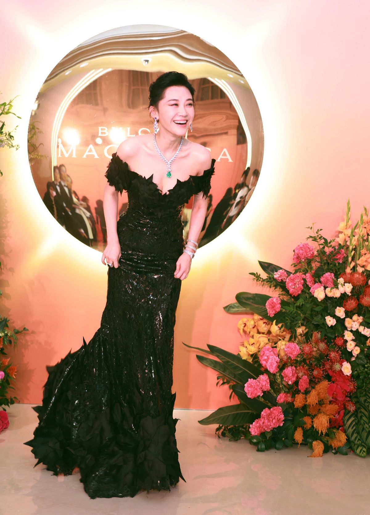 大表姐的时尚圈 52岁许晴活动生图曝光,颜值和身材真没得说,身穿礼服裙尽显高级