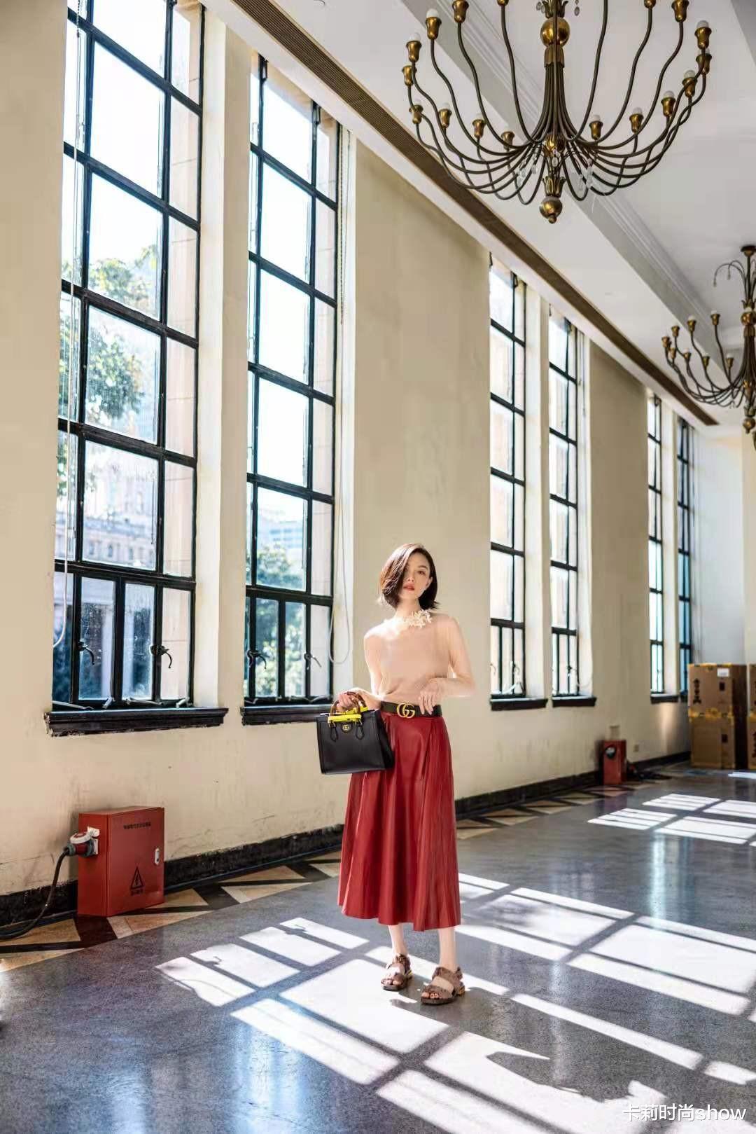 卡莉时尚show|又大了一岁的倪妮,穿搭真是绝绝子,一身白气质照样拿捏得死死的