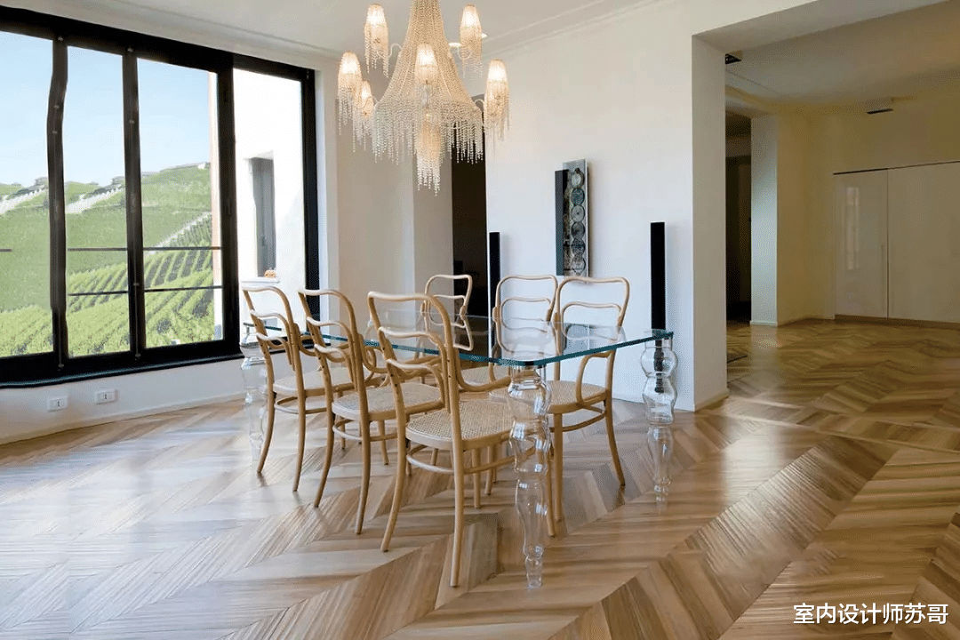 秋季装修要谨慎, 铺贴地板时,要做好防干裂处理,避免影响入住