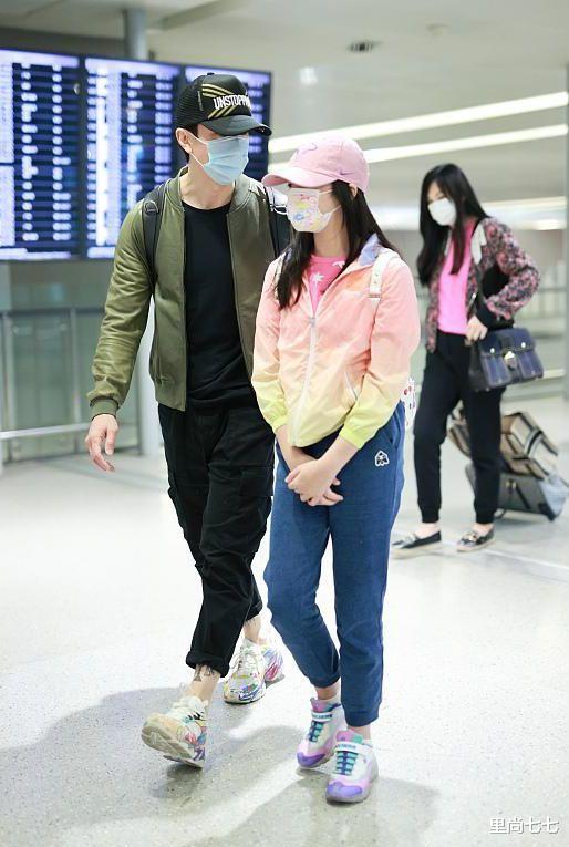 辛芷蕾|吴尊一家四口现身国内机场，妻子穿花袄变大妈，女儿破洞裤太奇特