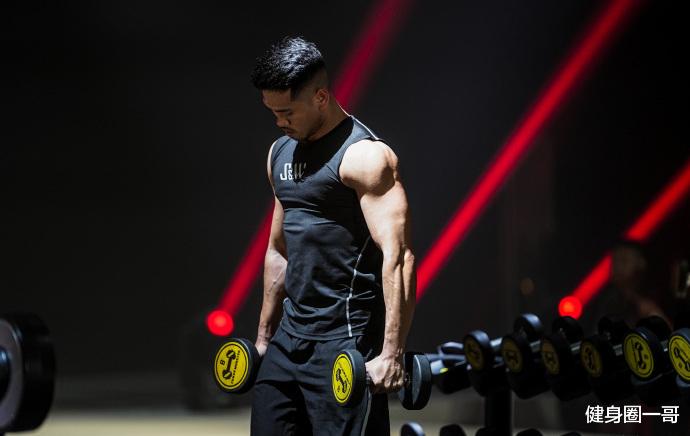 健身圈一哥 英俊脸庞名媛胡须，腹肌像搓衣板，一身黝黑色肌肤，这爷们真酷！