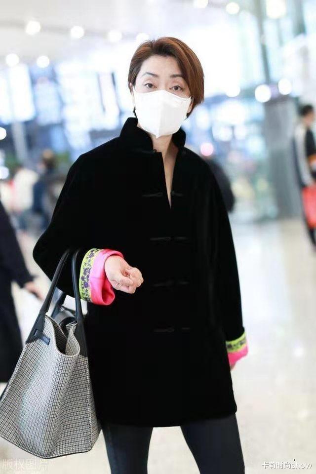 卡莉时尚show|毛阿敏虽然58岁了，穿中式外套却没有大妈感，染一头金发很是时髦