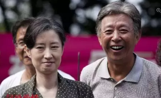 刘敏涛|刘敏涛现身苍蝇小馆，不顾形象大口吃面，素颜被指差别太大认不出