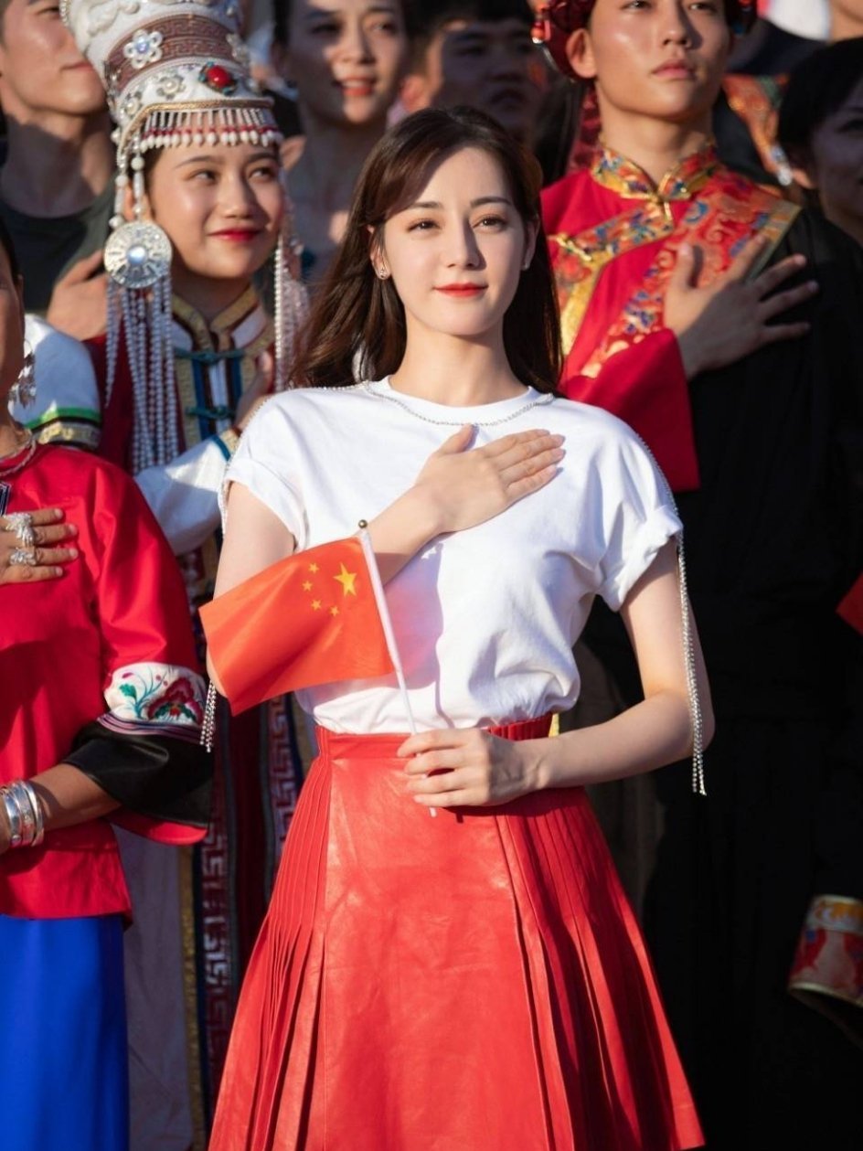 新疆维吾尔自治区|两美女在H&M门口大跳新疆舞，还给路人送新疆棉花，经理很无奈！