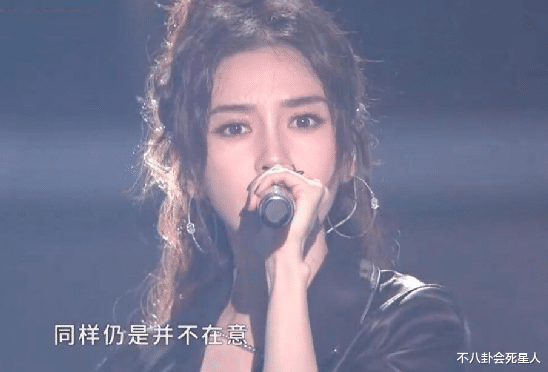 明星|明星状况比晚会更精彩：有人打绷带上台，有人边唱边抖，有人抢戏