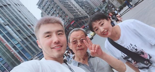 育儿深度观察 男子年薪50多万，却拒绝养重病的母亲，网友：换做是我，我也不养