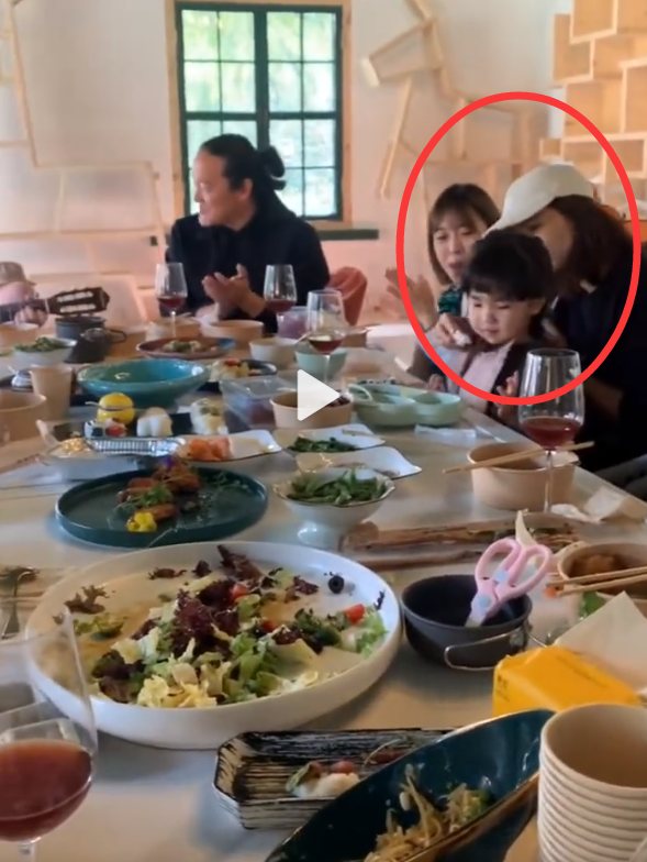 高圆圆|高圆圆女儿正脸曝光,Rhea眉眼酷似赵又廷,胖嘟嘟的超可爱