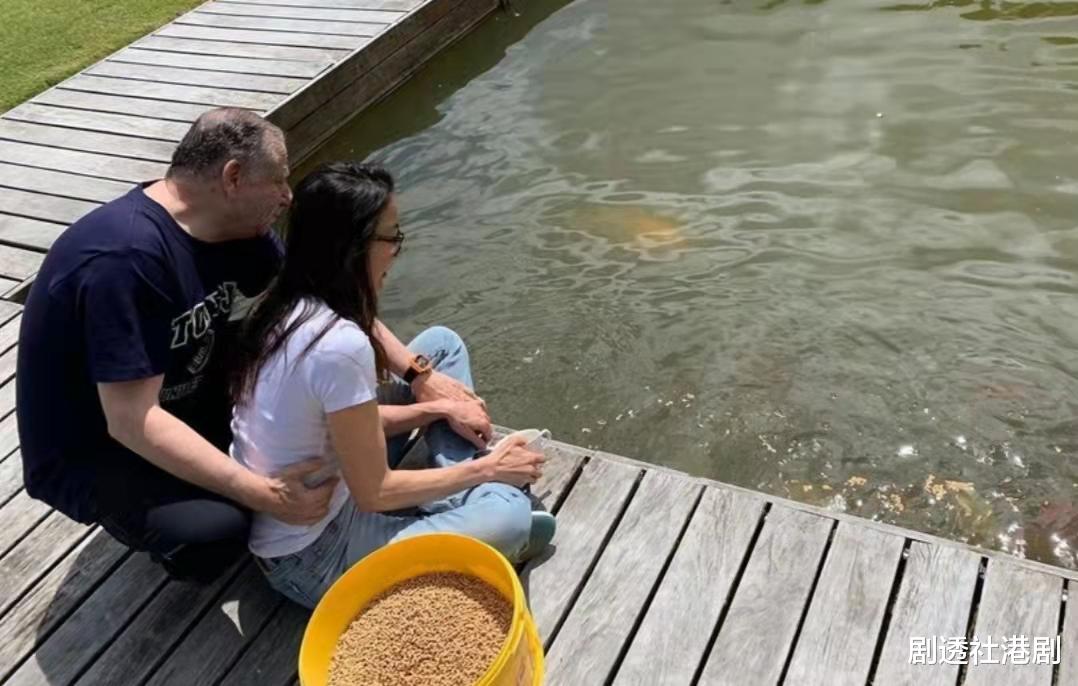 杨紫琼|贵气！59岁武打女巨星戴近千万名表现身，男友是75岁前法拉利总裁