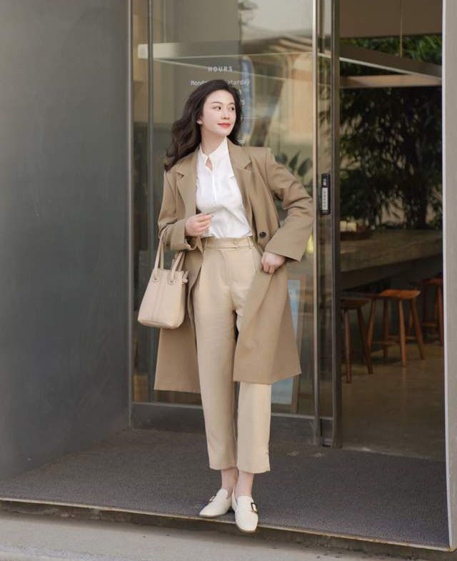 宝贝你别闹 微凉秋日穿大衣出门，如何选择裤子很重要，搭对了时尚又很高级