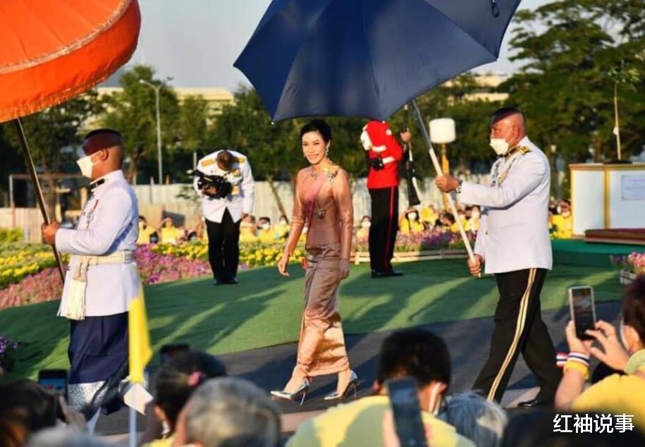 诗妮娜|36岁诗妮娜虚荣心强，用大黑伞代替华盖，集体亮相时终于露馅了