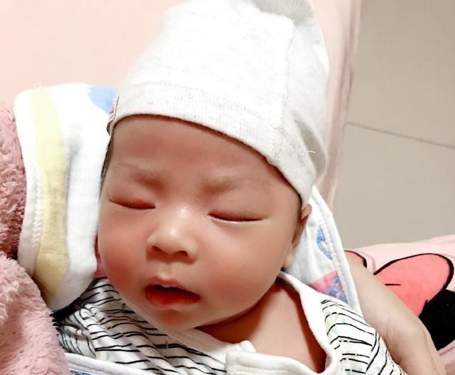 爱红烧肉|新生儿喂养六问题:没下奶前咋喂、如何看宝宝是否吃饱、是否喂水