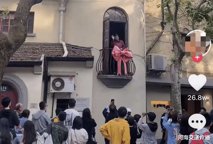 河南交通广播 翘班也要来打卡？蝴蝶结阳台刷屏，80岁奶奶却不敢出门了