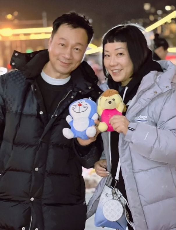 焦晃|57岁黎耀祥给妻子暖被窝，躺床上瑟瑟发抖，被老婆套路赶到另一边