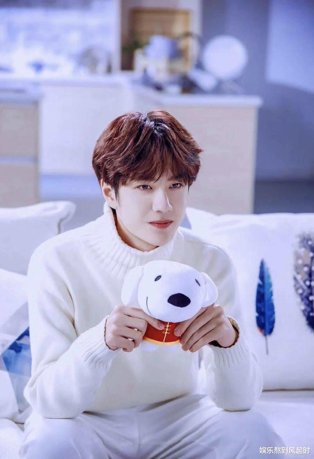 王一博|王一博抵触新流量？张哲瀚接盘代言引不满，《天天》同框成泡影