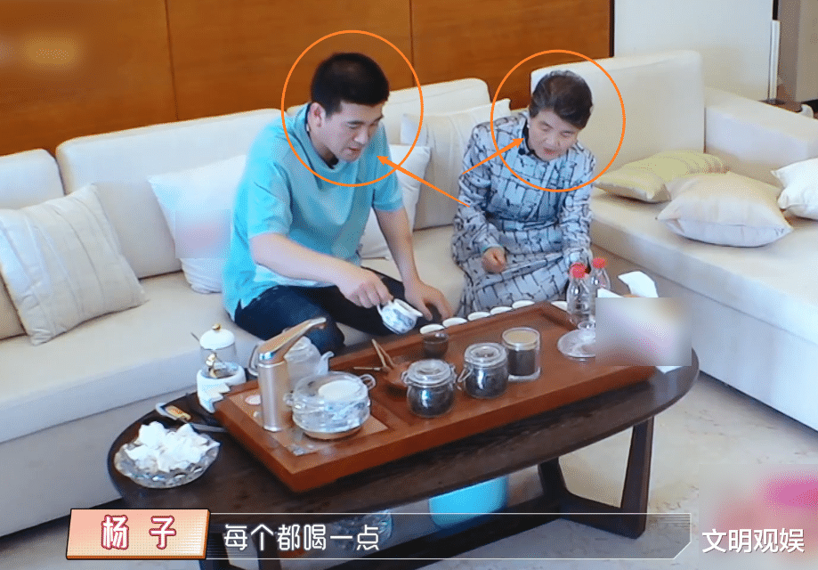 金刚|杨子倒茶方式被妈妈称赞后，倒得更为起劲，杨妈妈口出金句显情商
