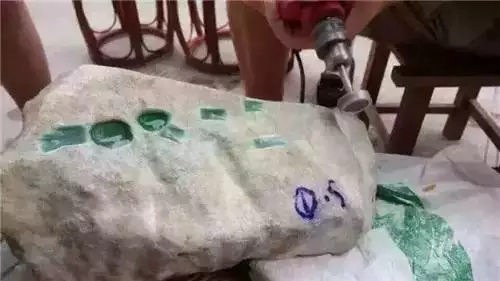 翡翠|翡翠赌石，不切到最后，谁也不知道会发生什么