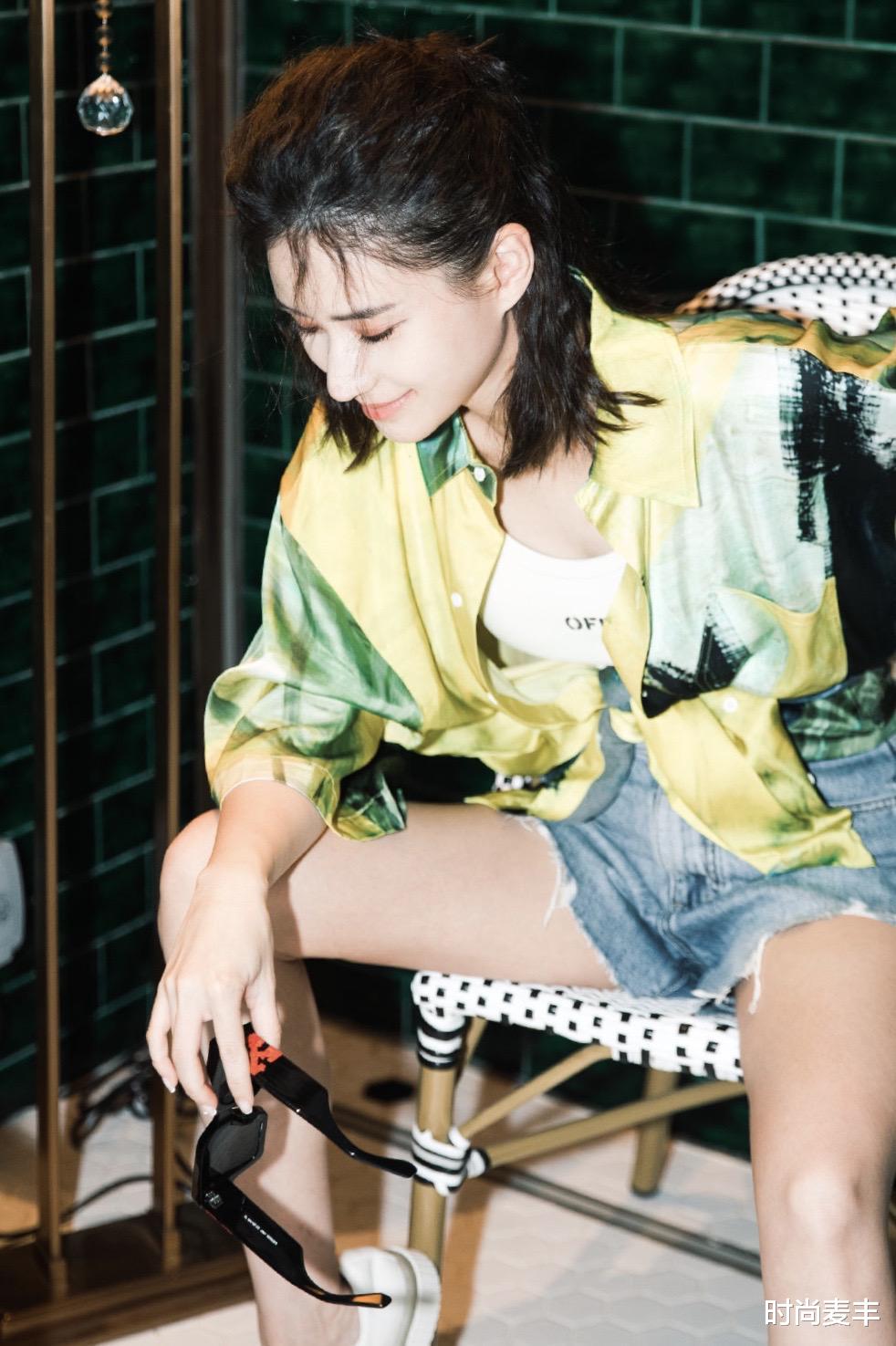 时尚麦丰|她是赌王的女儿何超莲，花衬衫配热裤各种凹造型，戴墨镜有大哥的气势