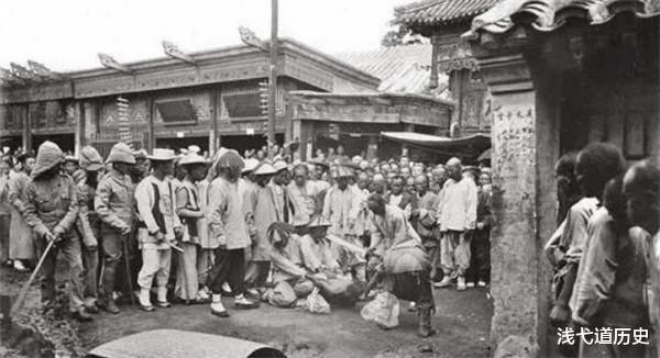 刽子手|在清朝末年，刽子手的收入有多少，砍一颗头相当于现在多少钱？