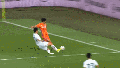 朱挺|朱挺恶意犯规坐实，临上场前对队友说：我上去废了他，球迷怒了