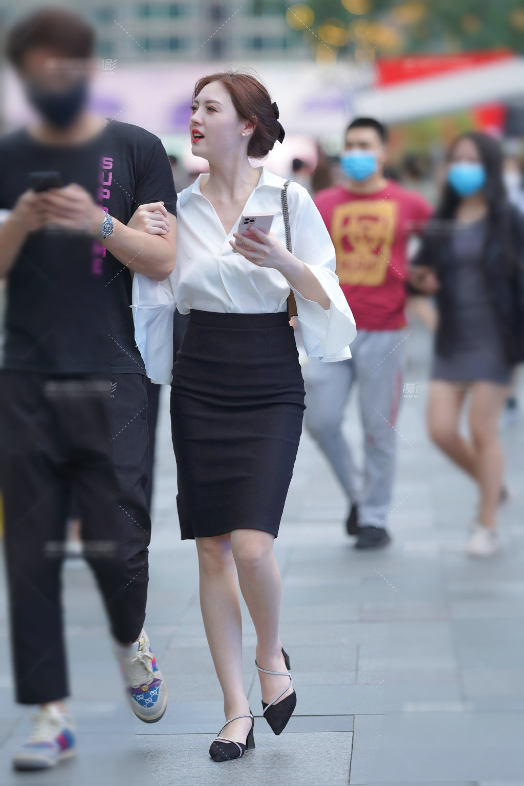 我亦飘零 开叉的长裙总是深受成熟女性喜欢，这种走起路来让自己飘逸又时尚