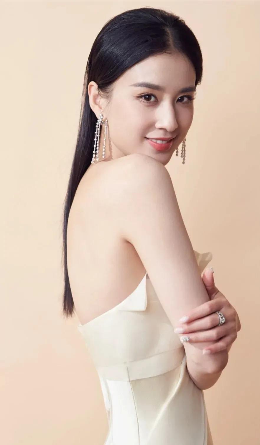 黄圣依|亿万富太黄圣依高清写真,皮肤白皙,性感迷人,太养眼了!