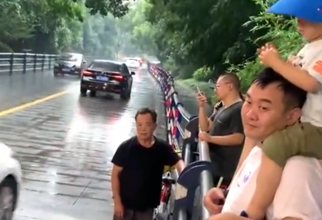 悦姐ya|浙江一女子在隧道口避雨,导致后面堵起了长长队伍,网友议论纷纷